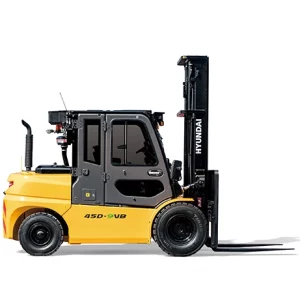 מלגזת דיזל יונדאי דגם 45D-9VB - תצוגת צד מלא על רקע לבן, עם קבינה סגורה.