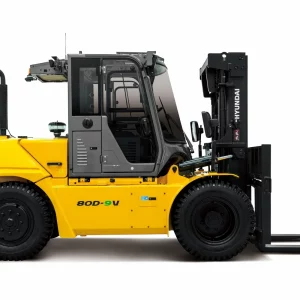 מלגזת דיזל יונדאי דגם 80D-9V - מבט צד מלא עם תא נהג סגור וממוגן.