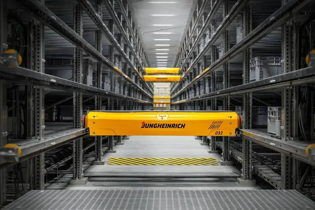 ראיה תלת־ממדית של מספר שאטלים Miniload Shuttle במרווחים קבועים, פועלים באופן אוטונומי בין המדפים