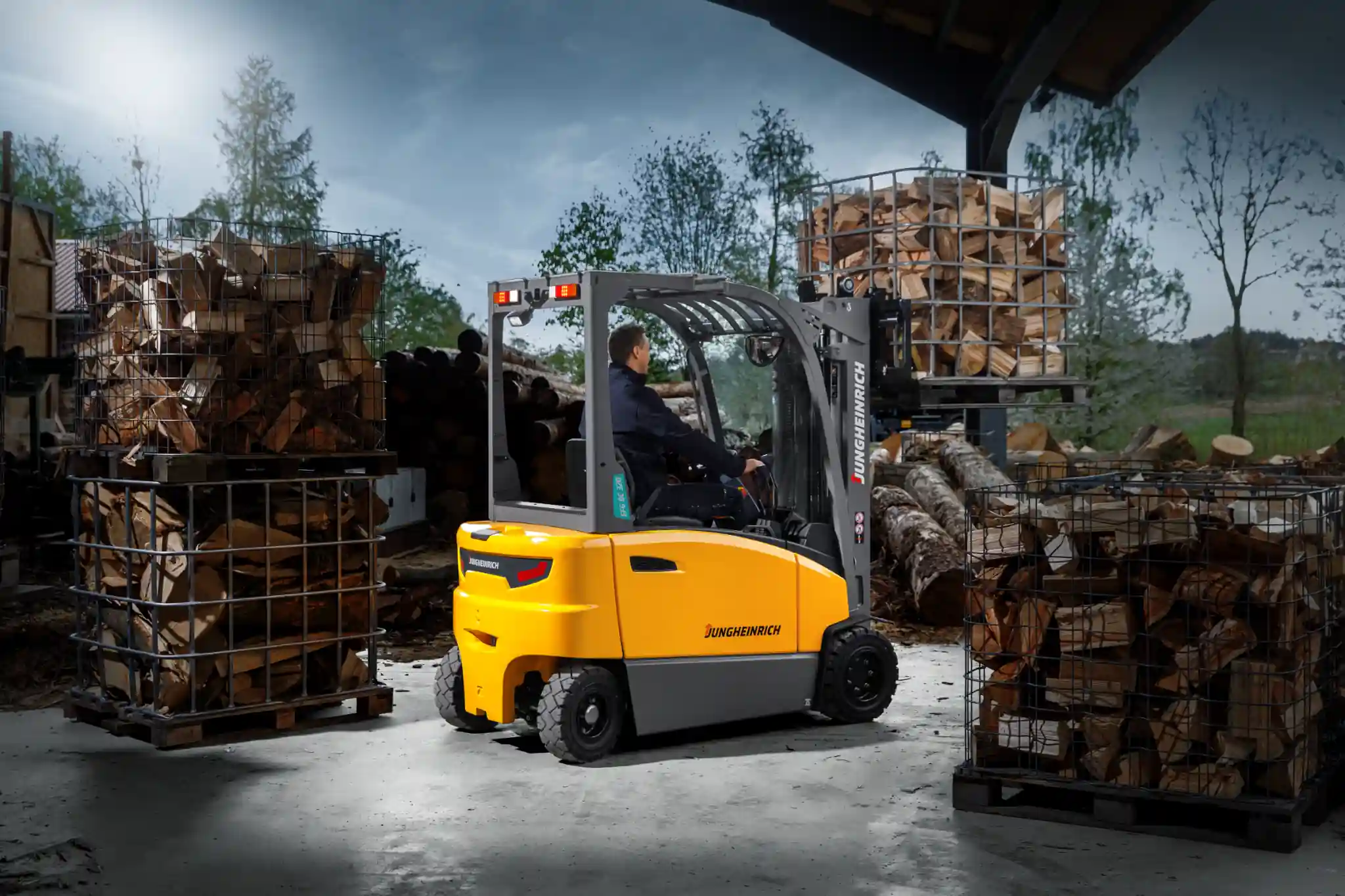 מלגזת משקל נגדי EFG BC 3-20 מבית יונגהיינריך בפעולה עם סחורה בסביבת לוגיסטיקה