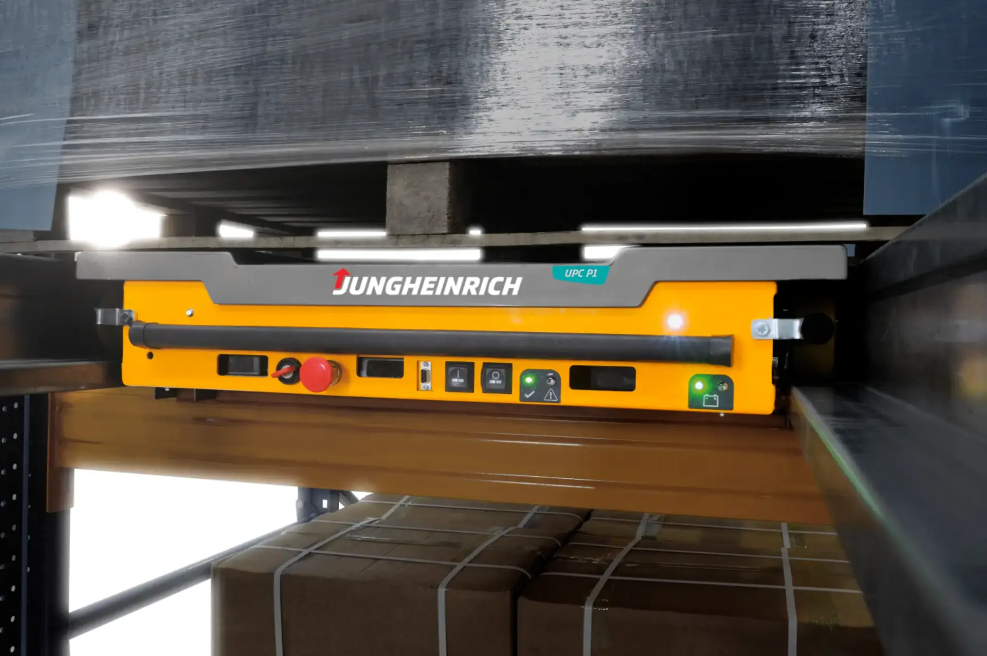 שאטל אוטונומי בצבע צהוב־אפור מותקן בתוך מדף קומפקטי, נע על מסילות אל מול משטח משופנצ’ר ארוז בפלטה