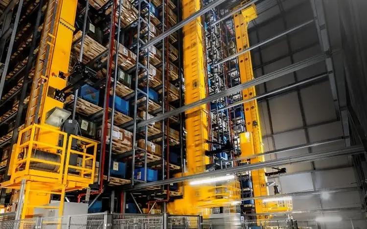 מנוף אוטונומי עומק יחיד וכפול זווית חזית בין מדפי משטחים – תפעול מדויק ואחסון יעיל במחסן