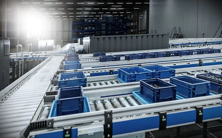 תקריב על מסועים אופקיים ושיפועיים משולבים, עם מכלי פלסטיק כחולים בתנועה במערכת שינוע פנימית