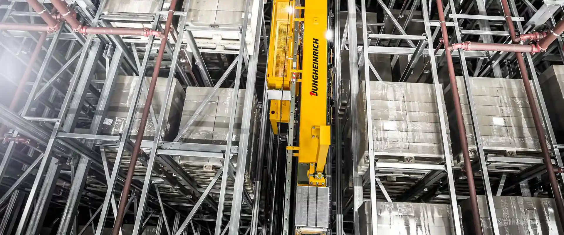 מנוף אוטונומי יונגהיינריך לעומק יחיד וכפול בפעולה במחסן רמת מדפים גבוהה – פתרון אוטומציה מתקדמת למשטחי עץ